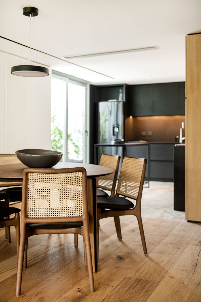 AND — detalle mesa comedor con sillas de rattan