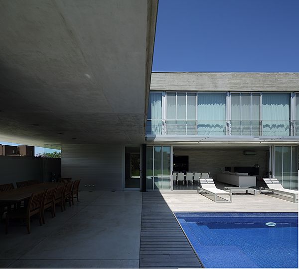 Casa RSP — galería exterior y living integrado
